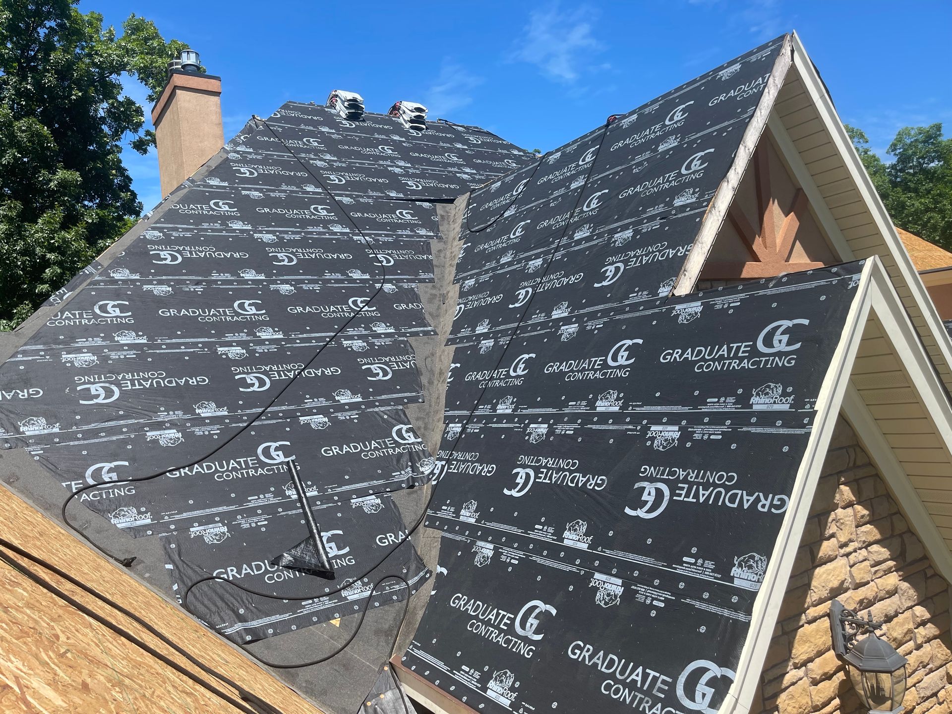 A house with a roof that is being installed.