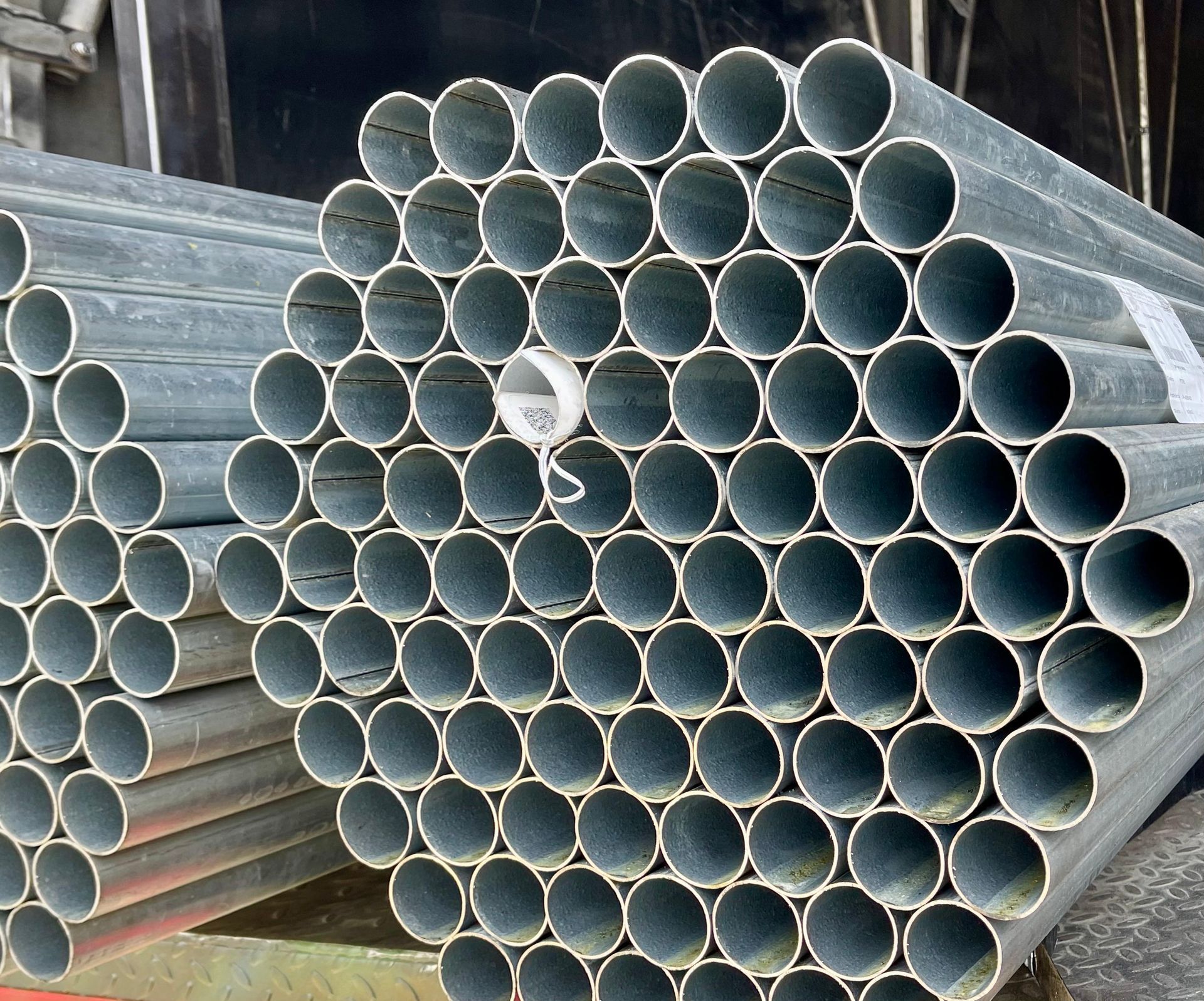 Un montón de tubos de metal apilados uno encima del otro.