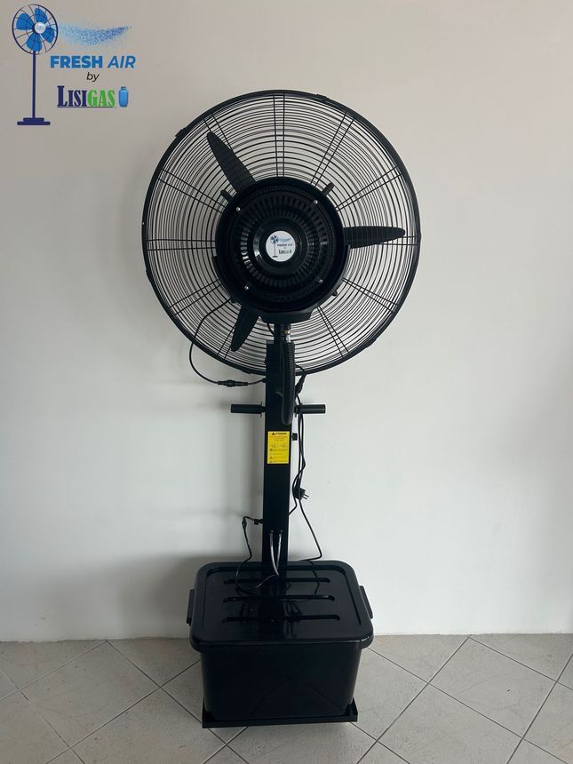 uomo che cucina in campeggio