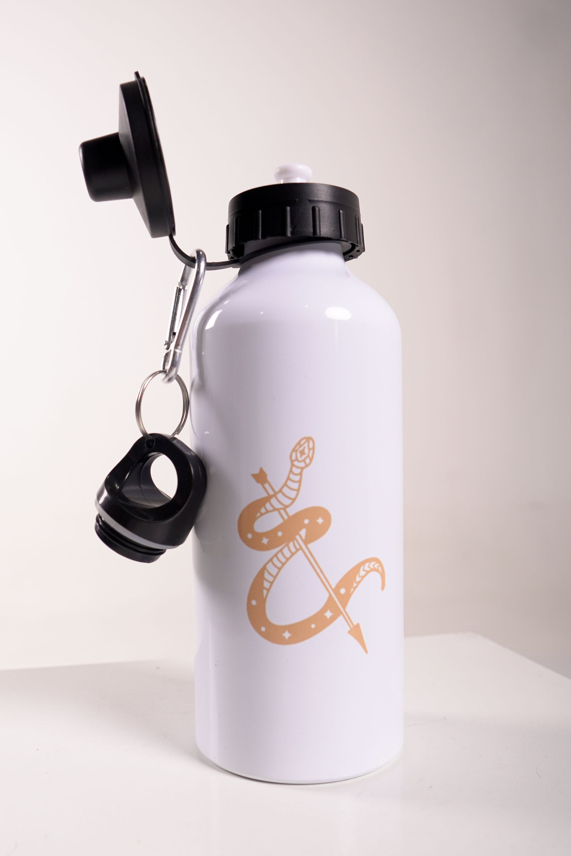 Botella de agua blanca con diseño de serpiente dorada, tapón negro y mosquetón.