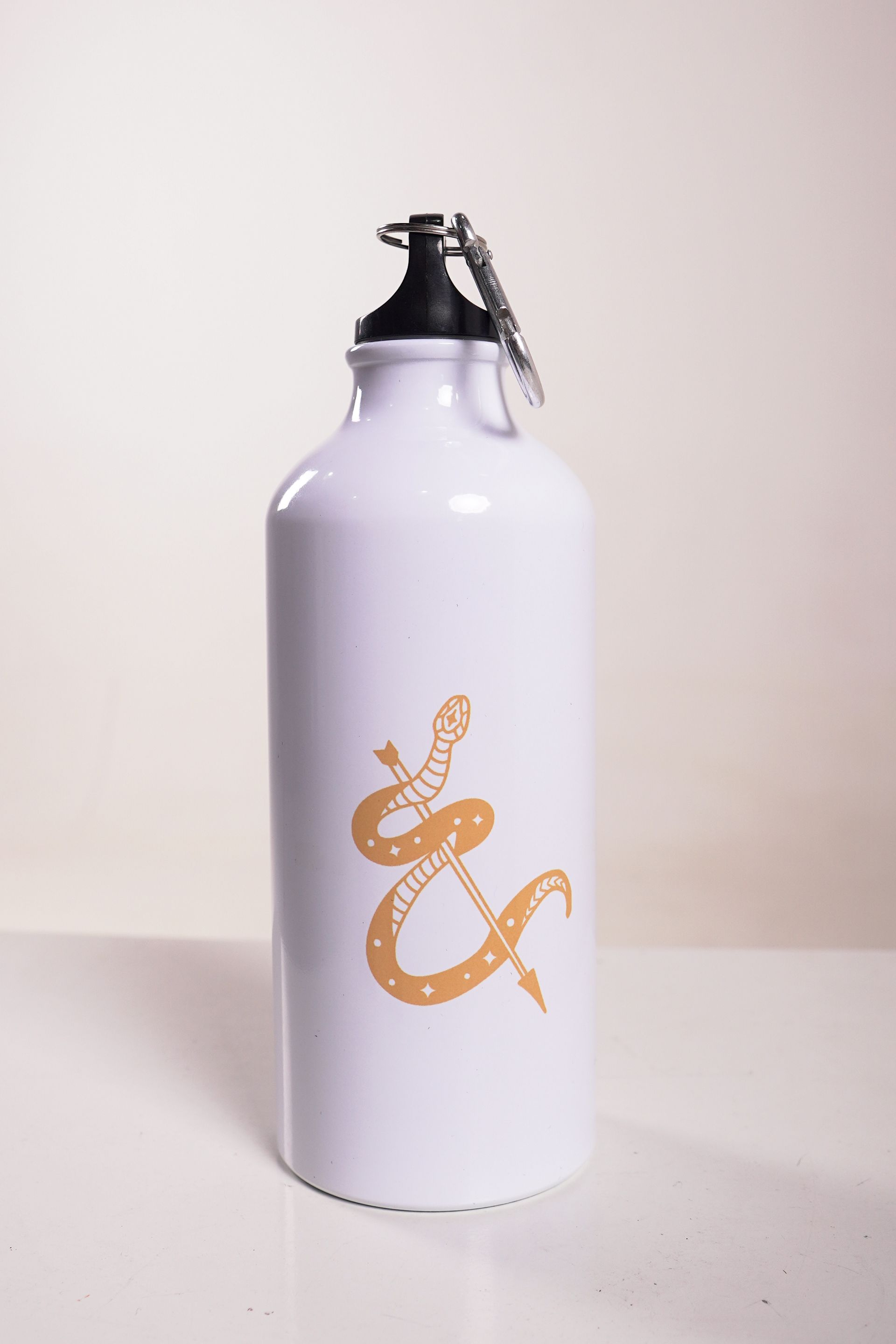 Botella de agua blanca con diseño de serpiente y daga dorada.