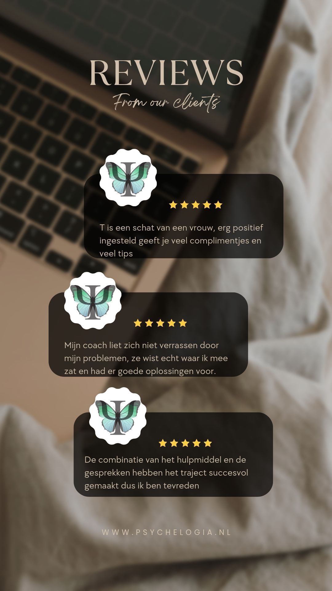 Beoordelingen, met getuigenissen van klanten met vijfsterrenbeoordelingen, weergegeven op een achtergrond van laptop en beddengoed.