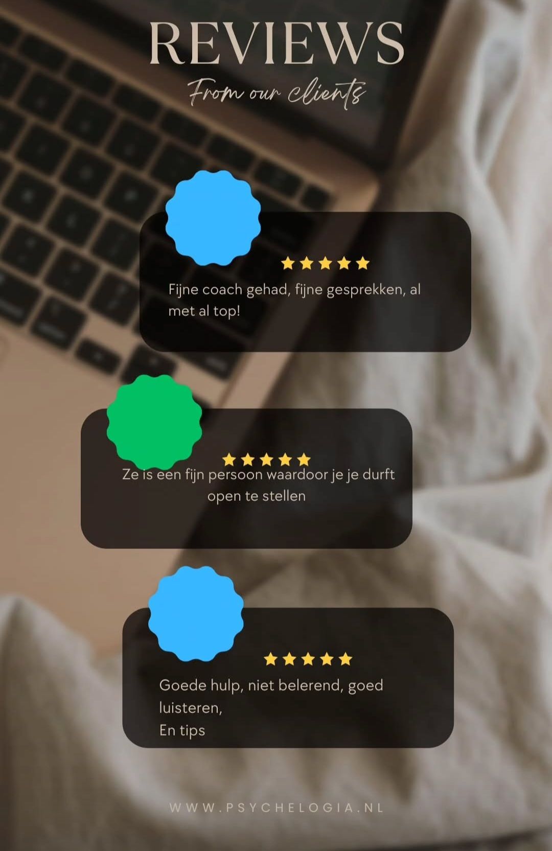 Klantbeoordelingen worden weergegeven op een laptop. Zwarte vakken met tekst en sterbeoordelingen worden gemarkeerd met blauwe en groene bloemvormen.