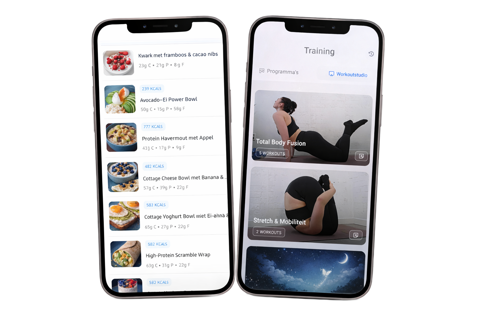 Twee smartphones naast elkaar, waarop links een mobiele app voor gezondheid en fitness te zien is, met maaltijdplannen aan de linkerkant en trainingsvideo's aan de rechterkant.