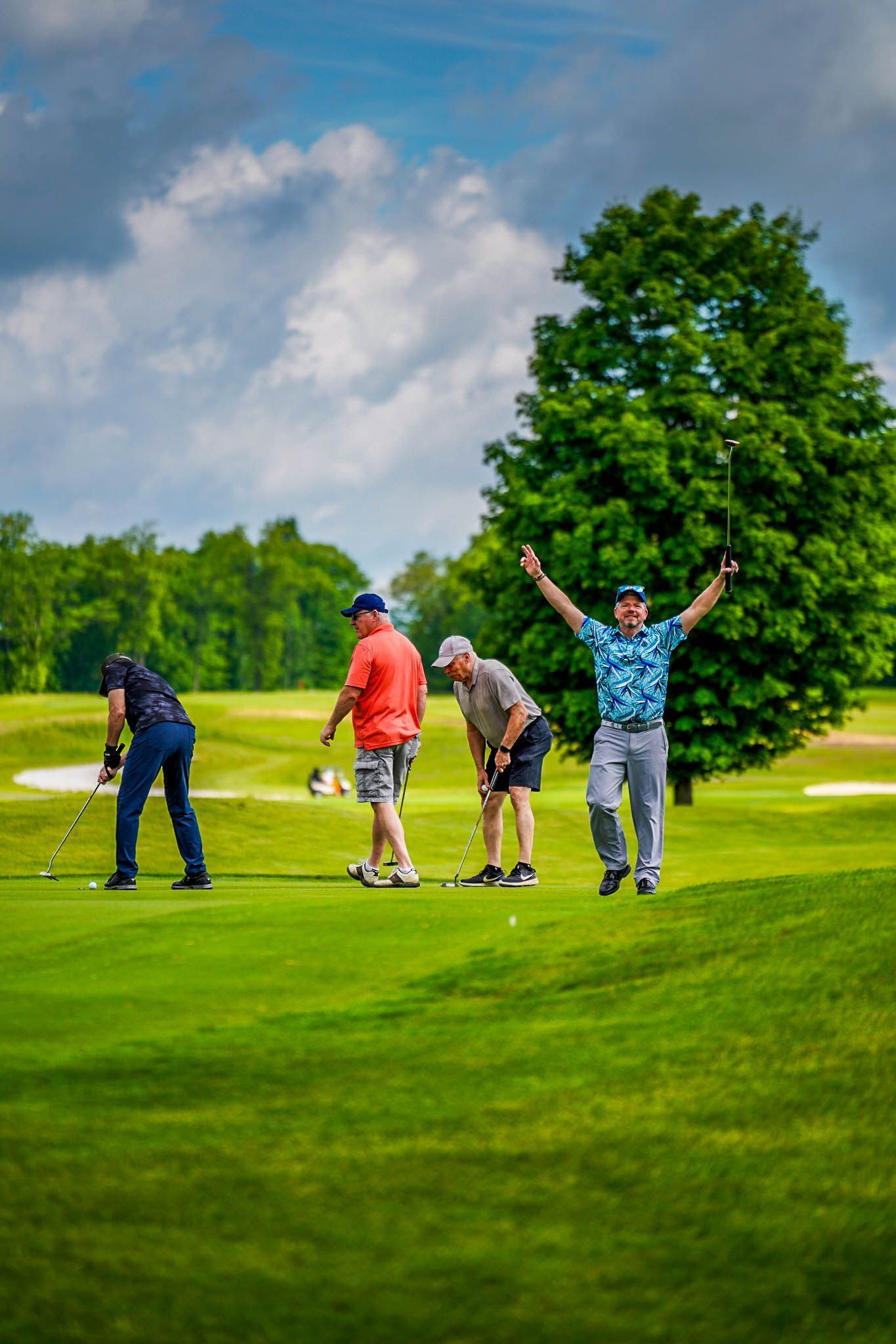 men celebrating golf 