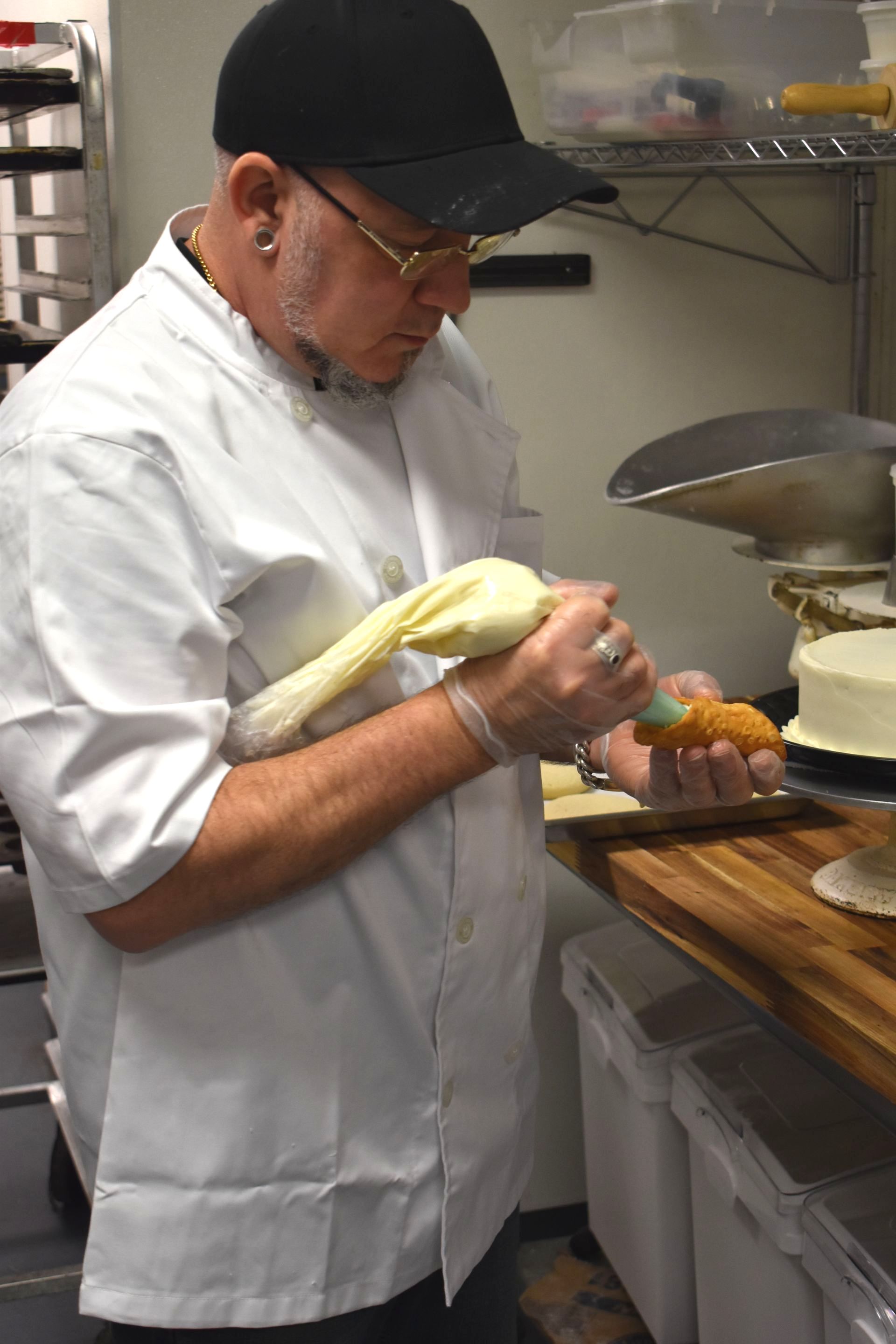 filling cannoli
