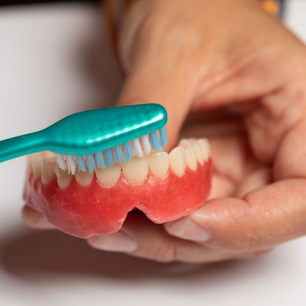Cómo fijar una prótesis dental: métodos y consejos de limpieza
