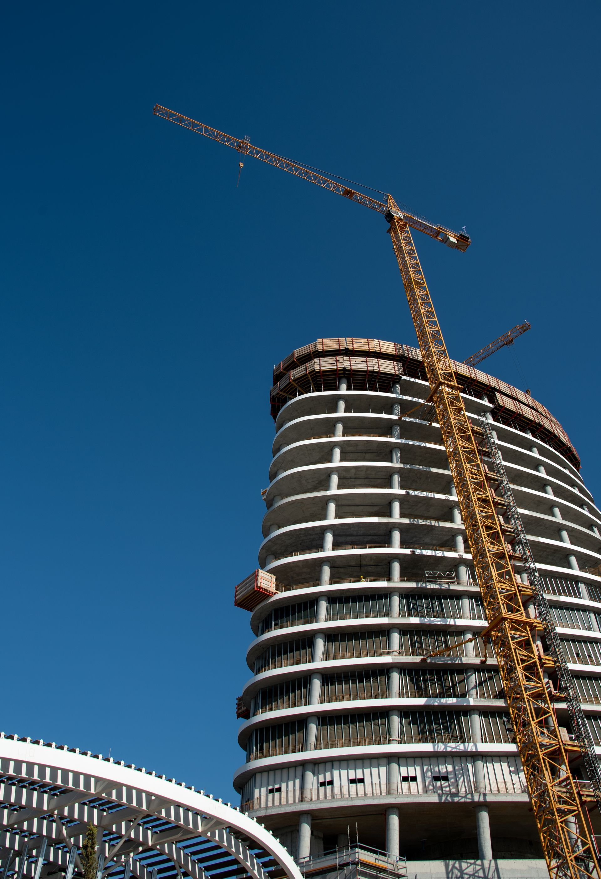 A tall building under construction with a blue sky in the background