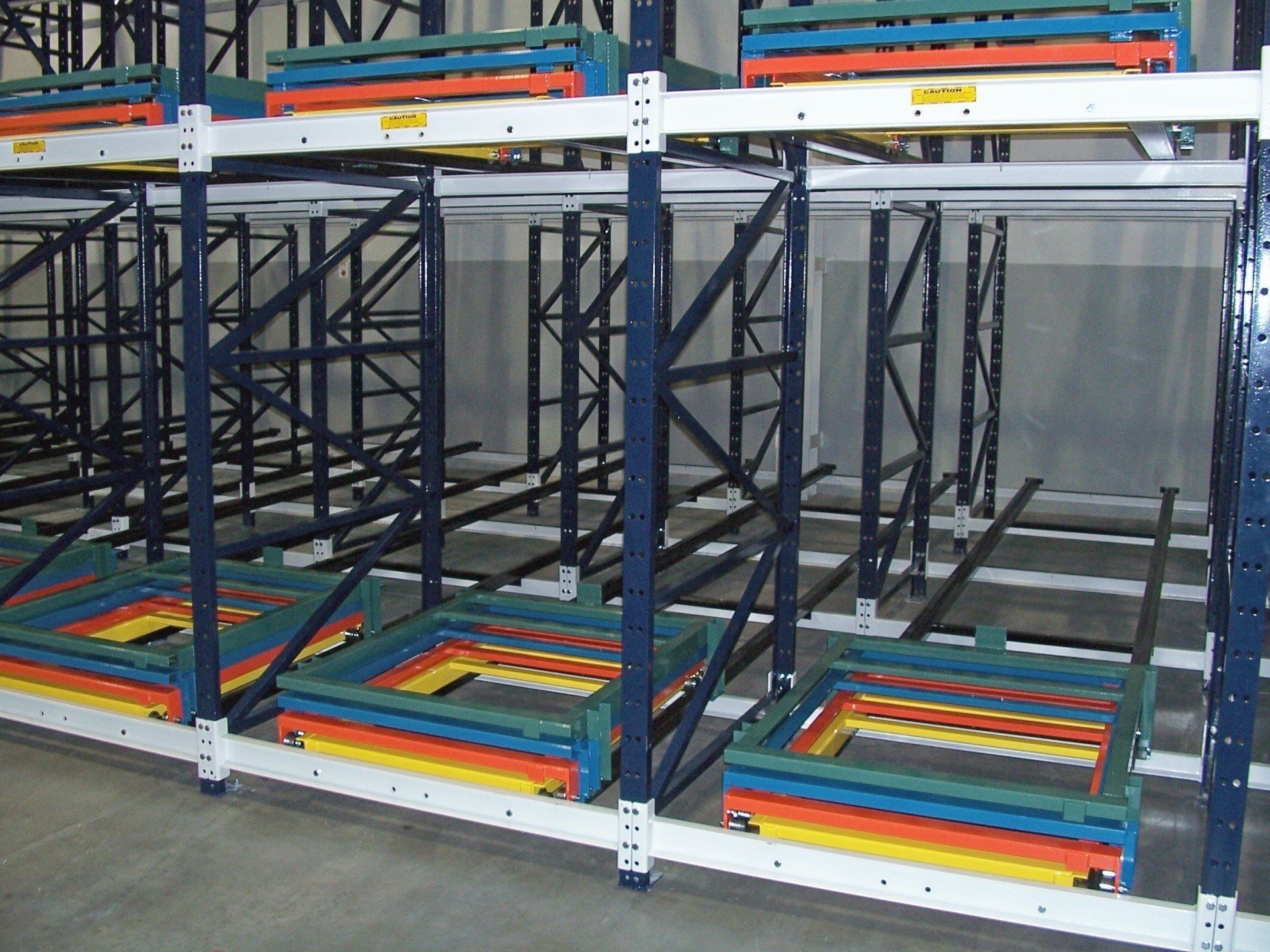 Heavy duty Push back pallet rack system for storing 5 pallets deep