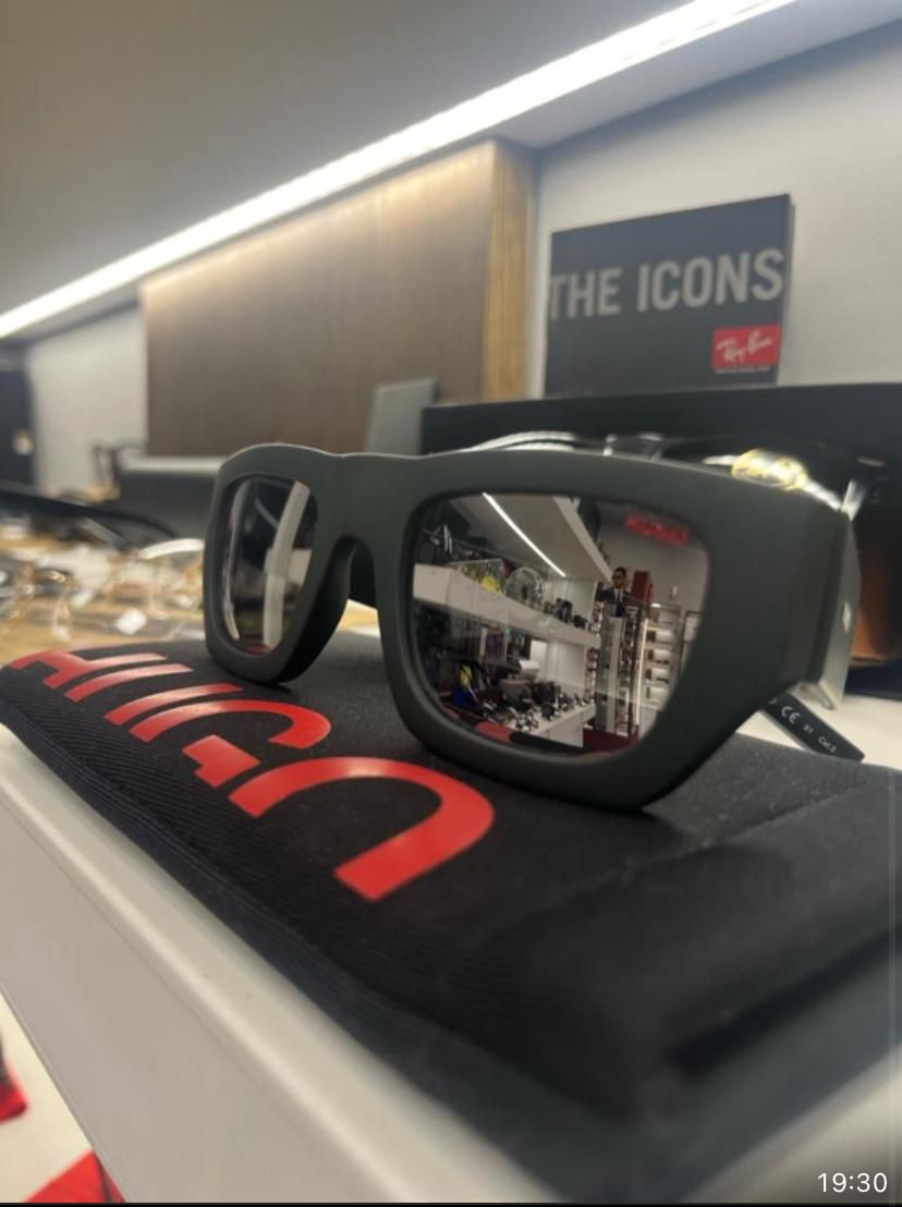 Occhiali da sole laterale