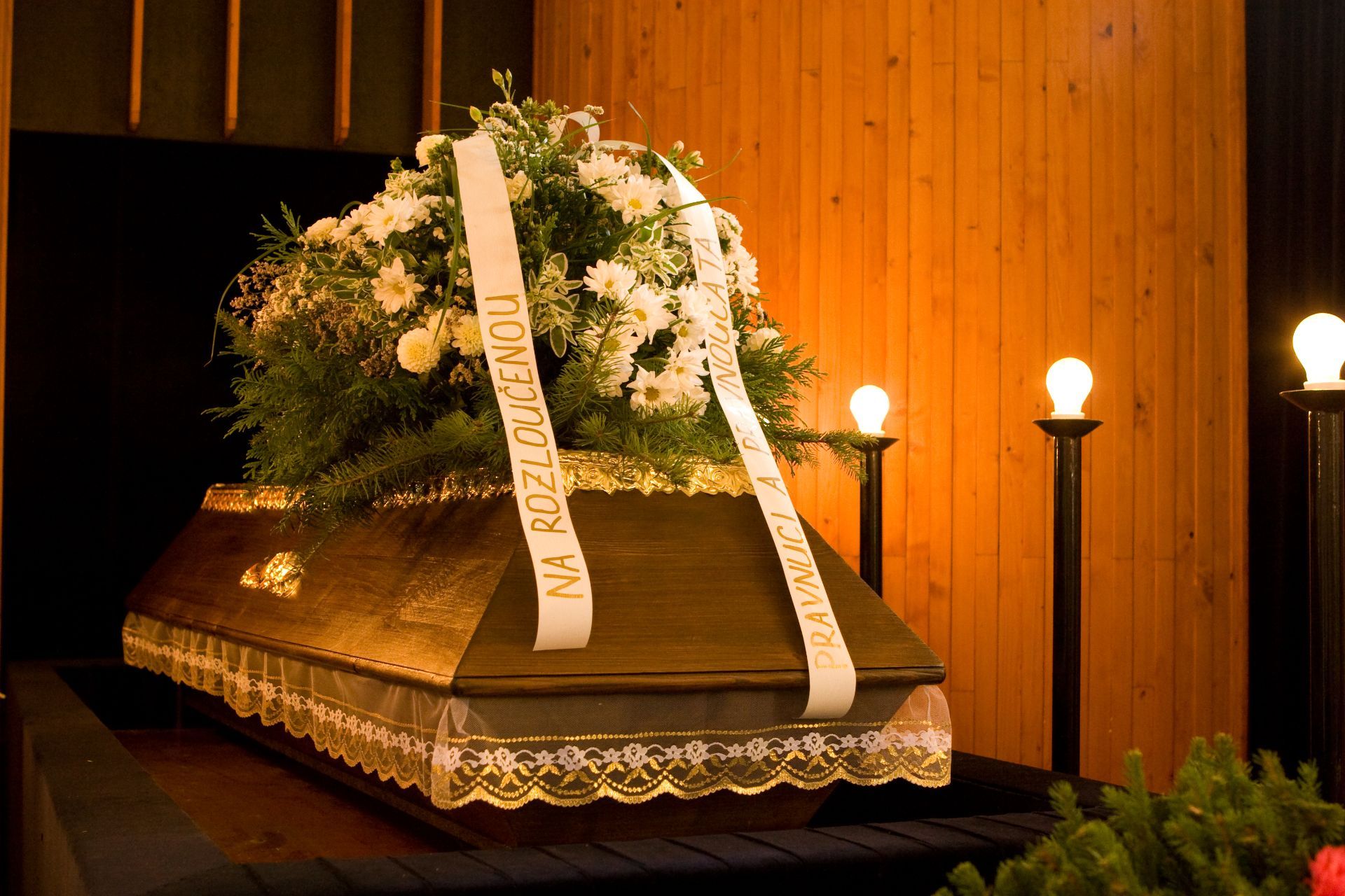 corona di fiori su cofano funebre