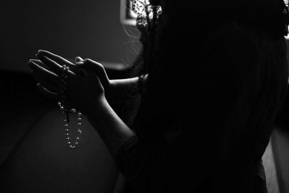 donna in preghiera