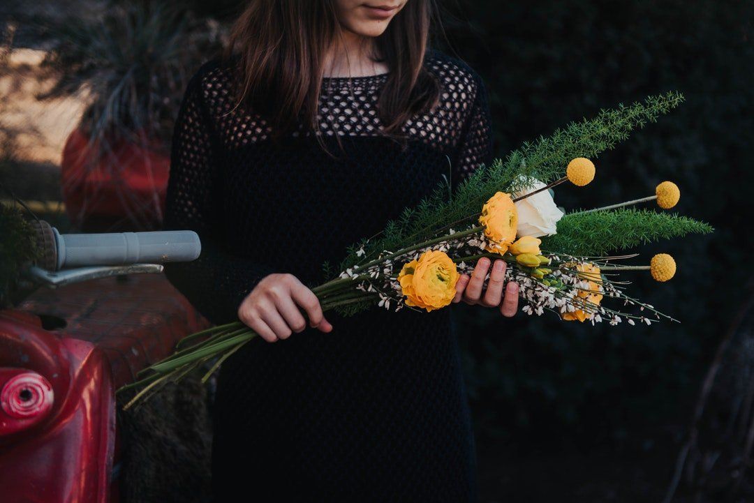 donna con fiori per funerale