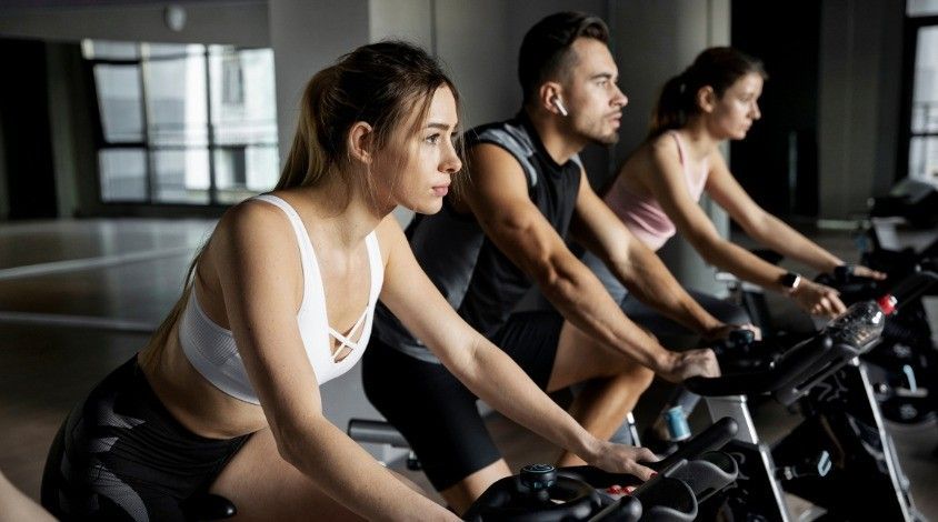 Conheça os principais benefícios para quem pratica exercícios de Bike Indoor