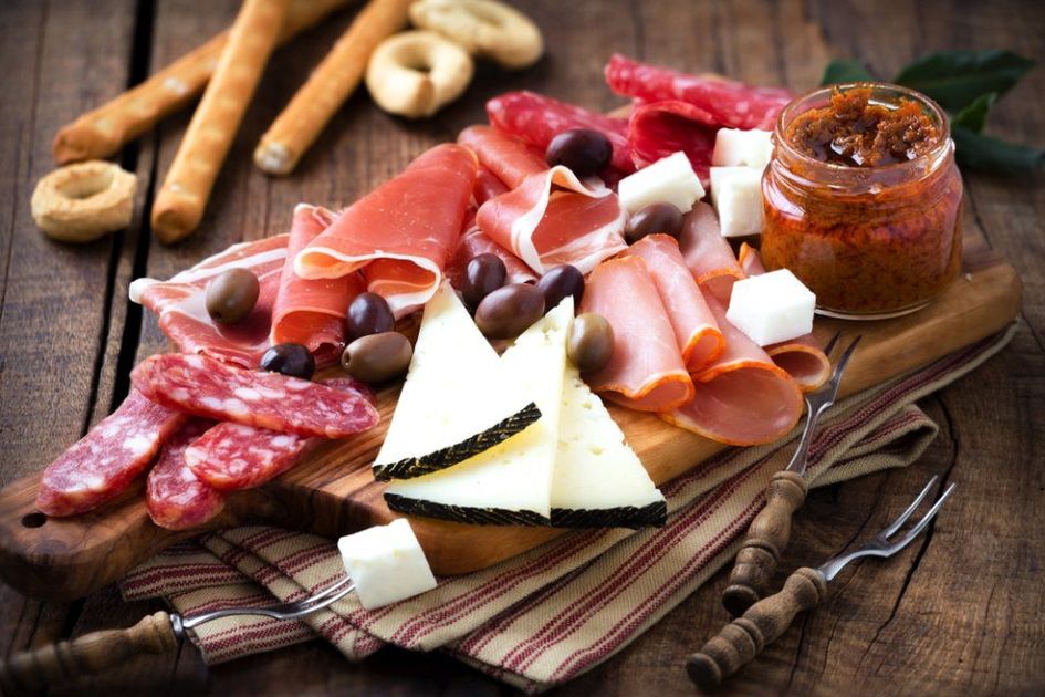 tagliere di affettati e formaggi italiani