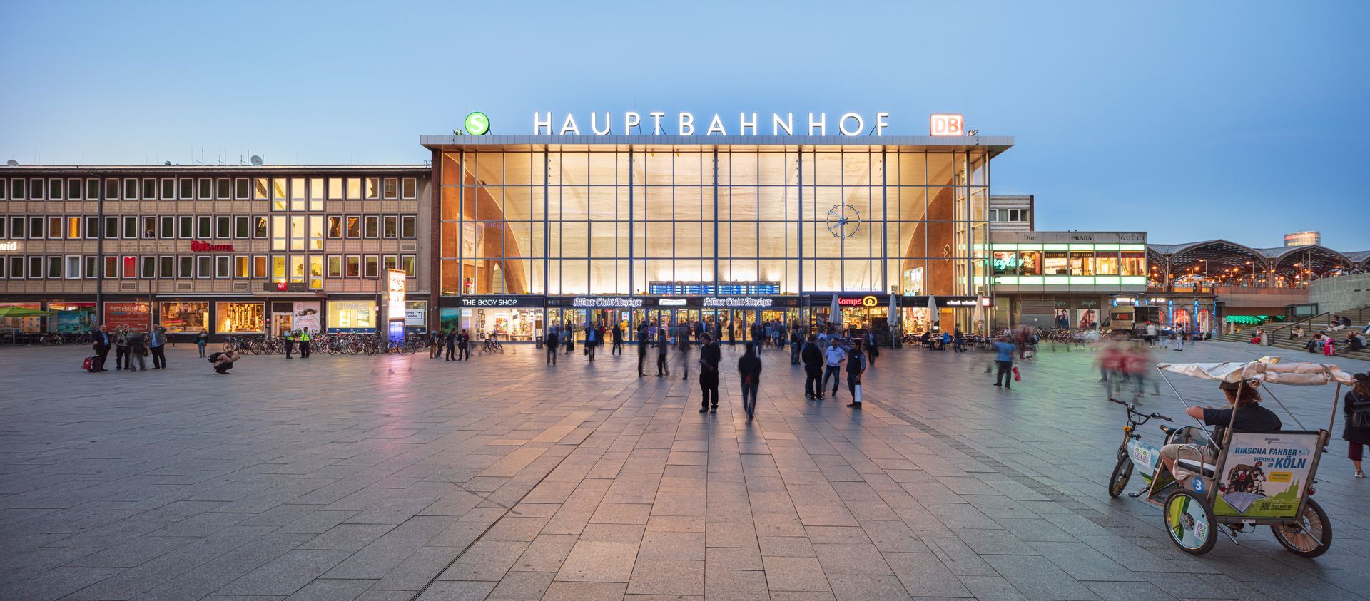 A large building with the word hauptbahnhof on it