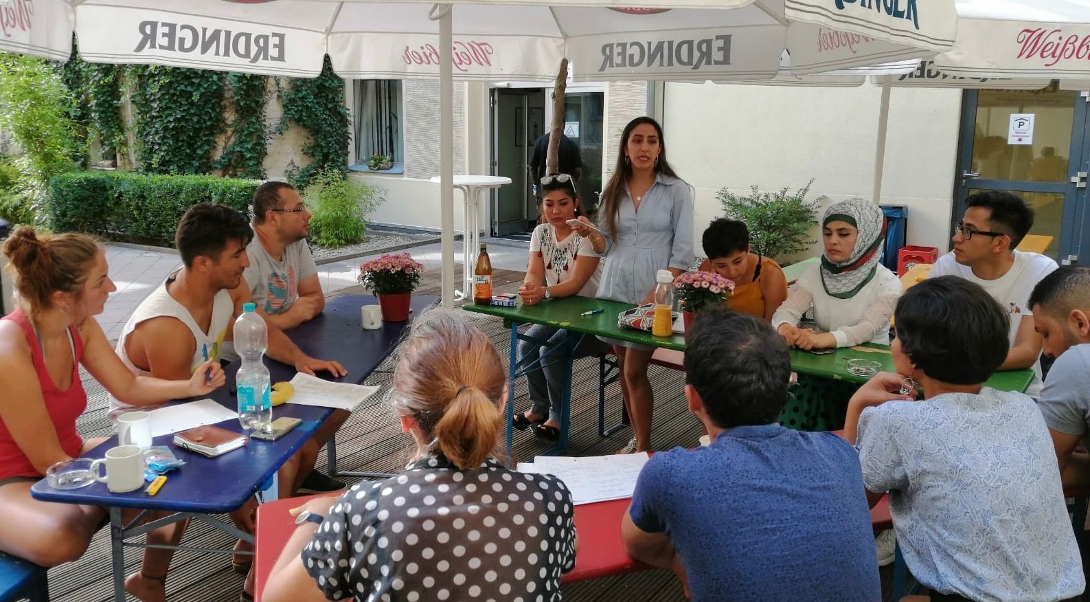 angeregte Diskussions- und Planungsrunde unterm Sonnenschirm