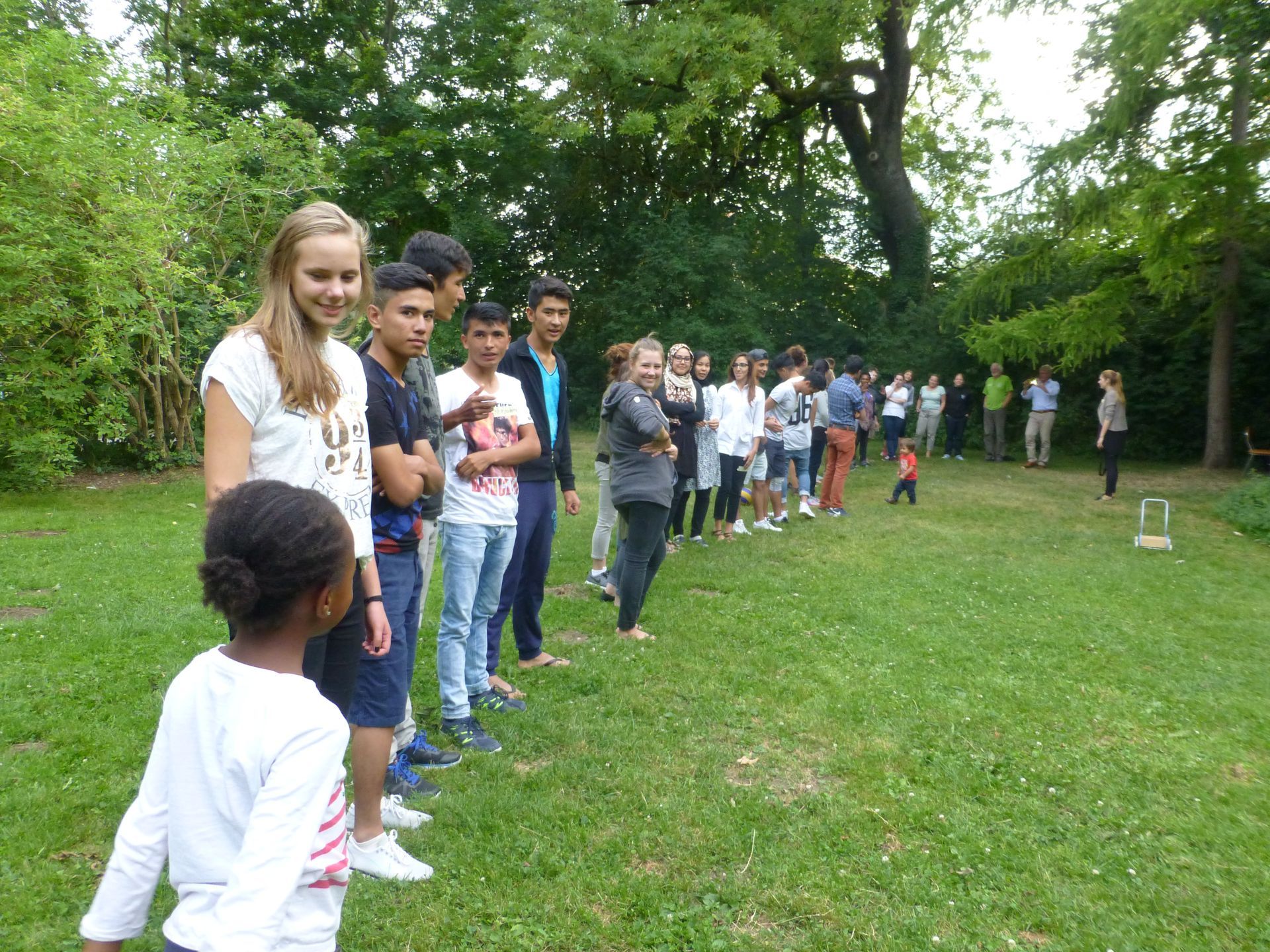 Jugendliche in der Reihe auf einer Wiese