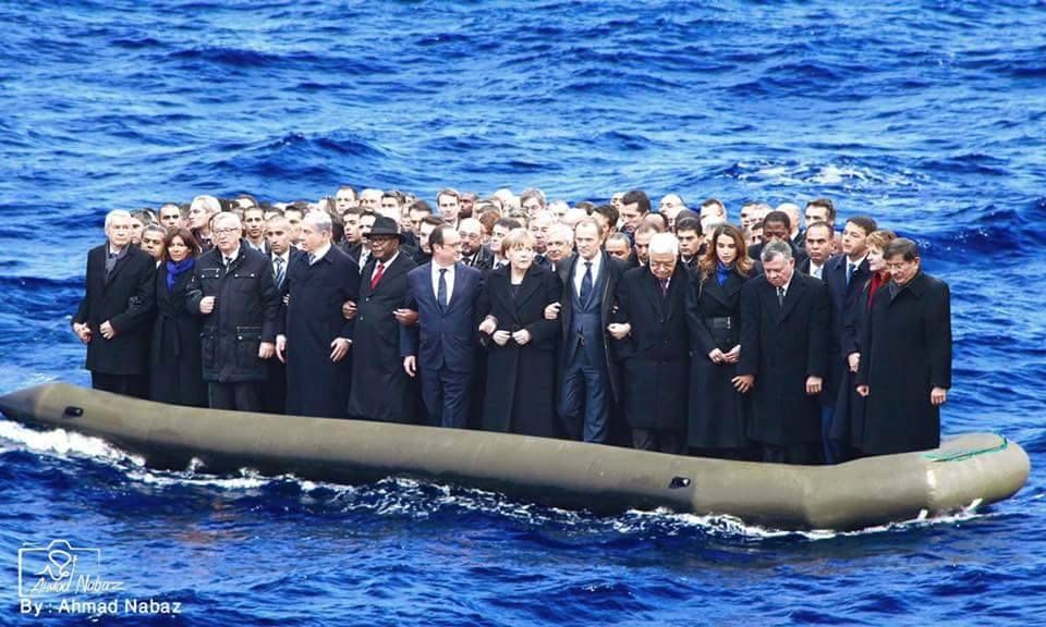 Ein volles Boot mit Politikern mitten im Meer