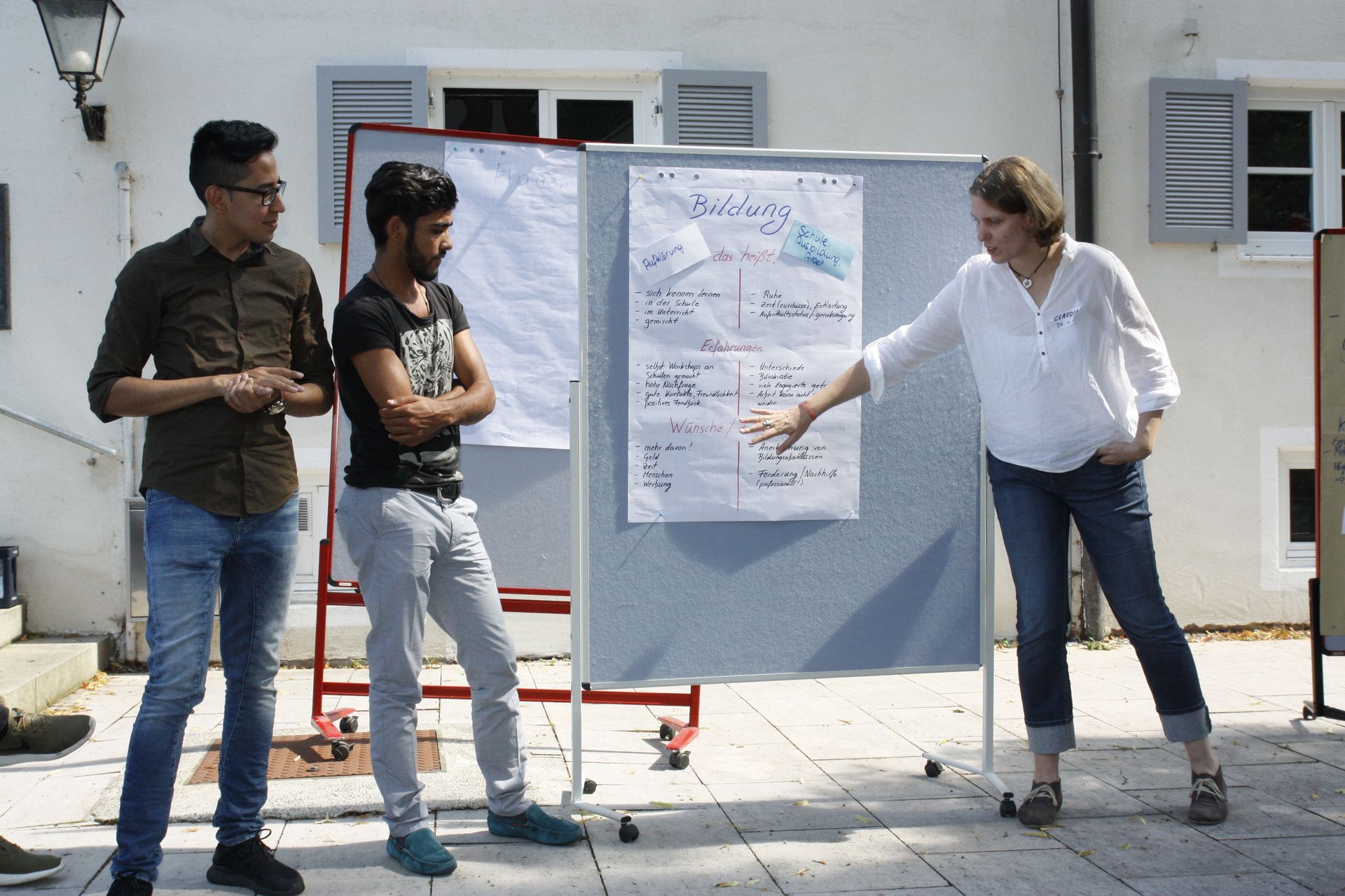 Diskussion am Flipchart im Freien
