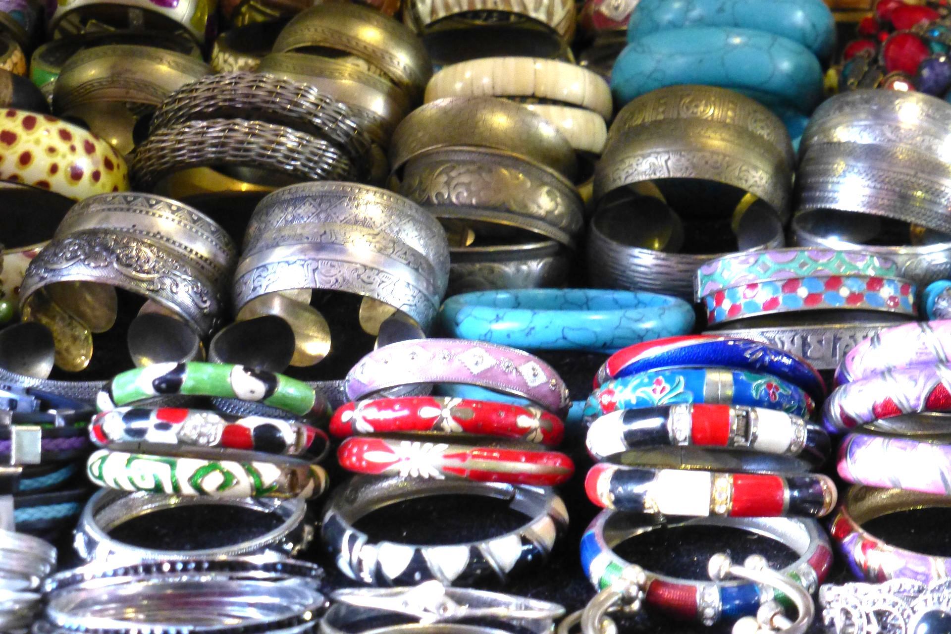 Bunte Armreifen im Bazar