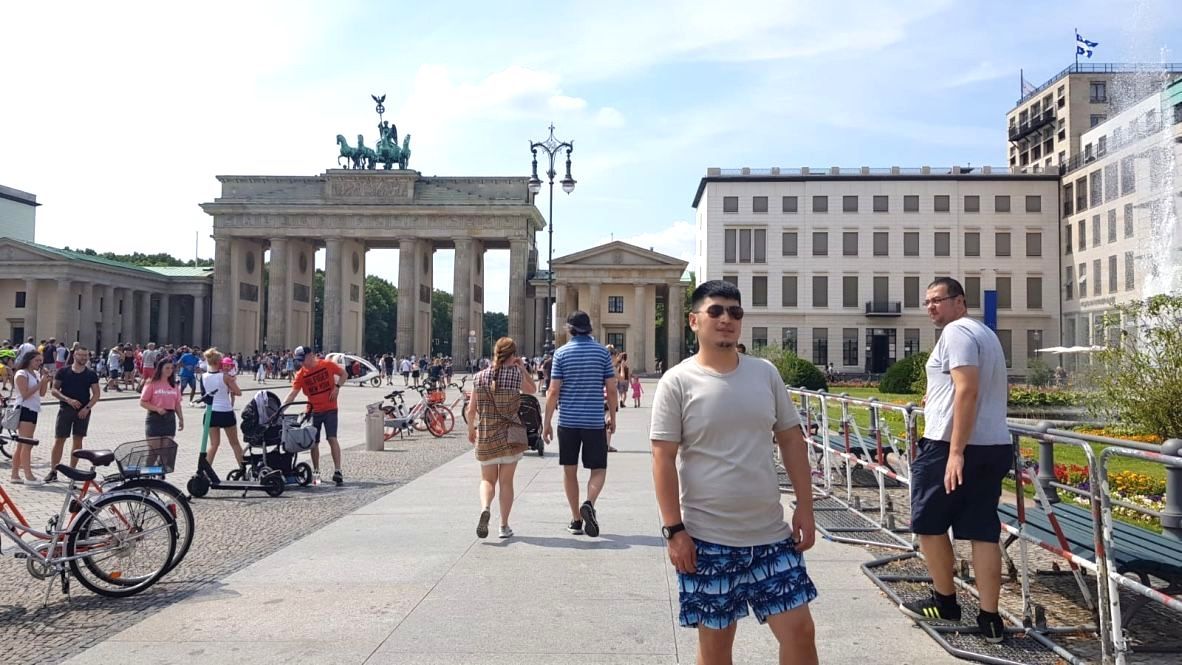 Berlin: Ansicht auf Brandenburger Tor mit vielen Spaziergängern