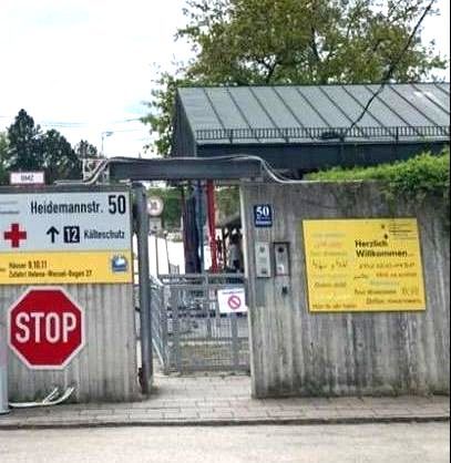 Eingang zur Geflüchtetenunterkunft in München Heidemannstraße