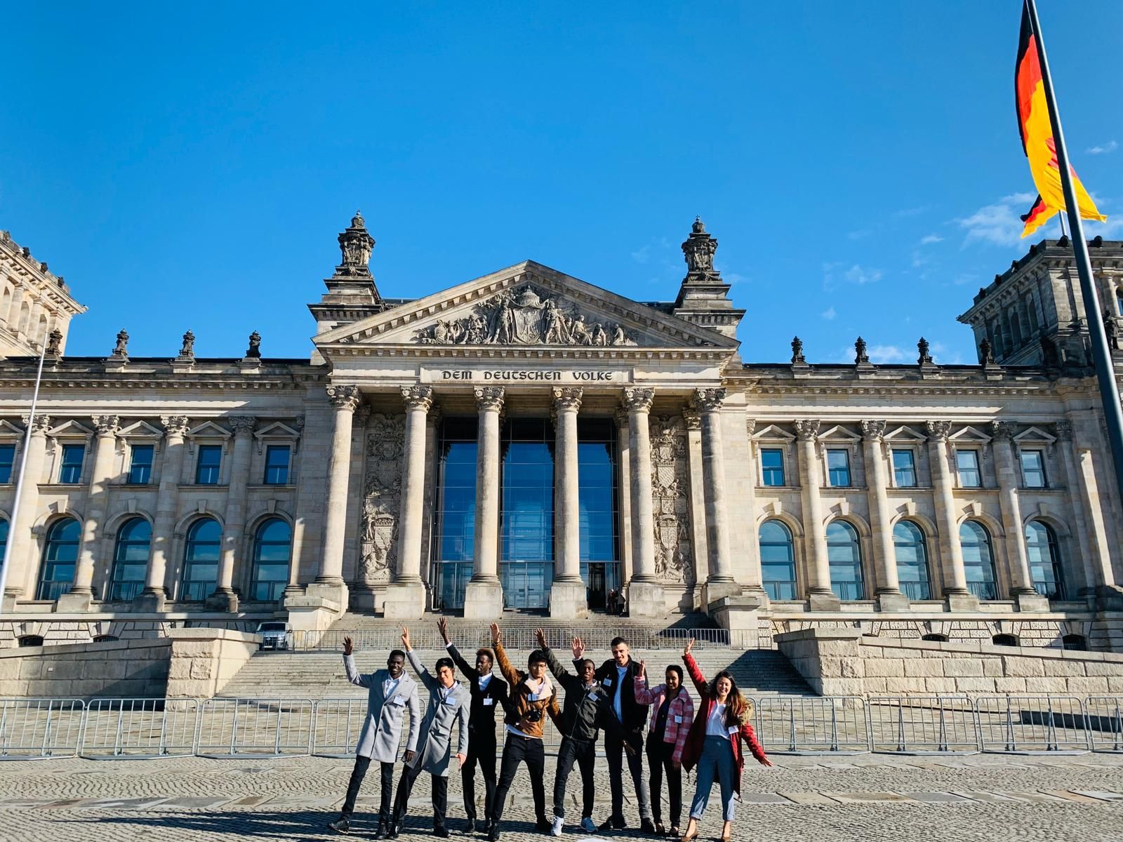 heimaten-Jugend Garmisch vor dem Bundestag in Berlin
