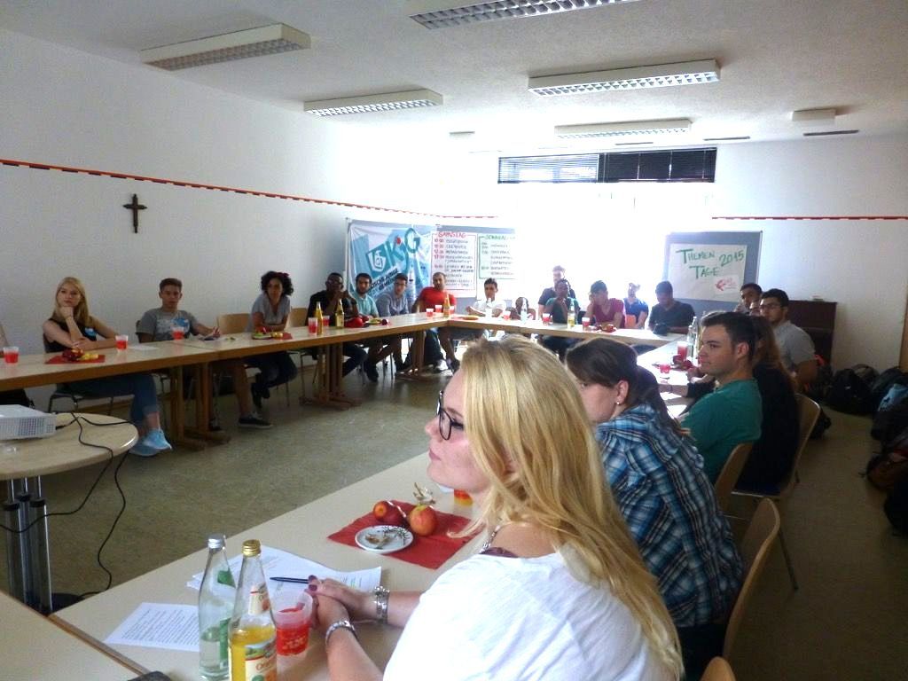 große Diskussionsrunde im Saal - Tisch U-Form