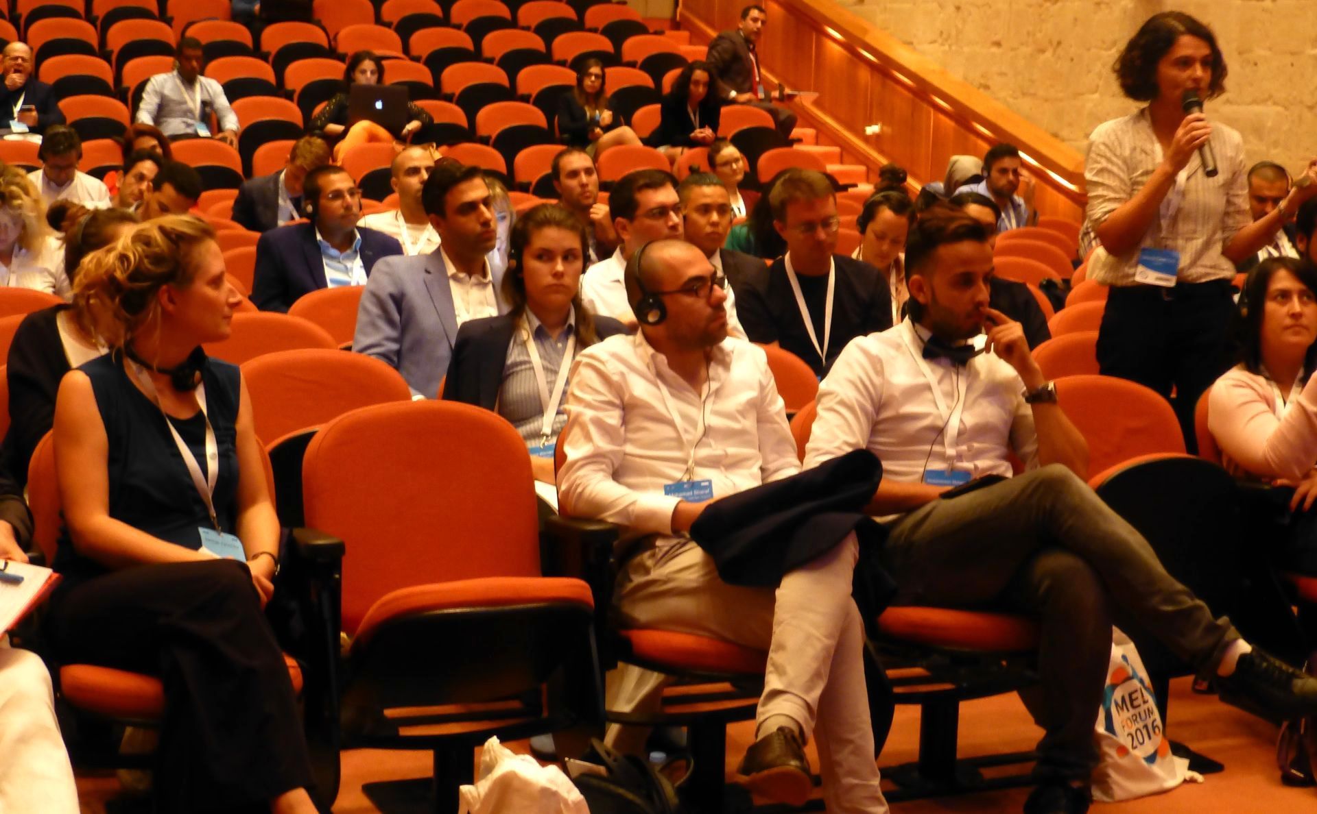 Teilnehmende Zuschauer in Sitzreihen