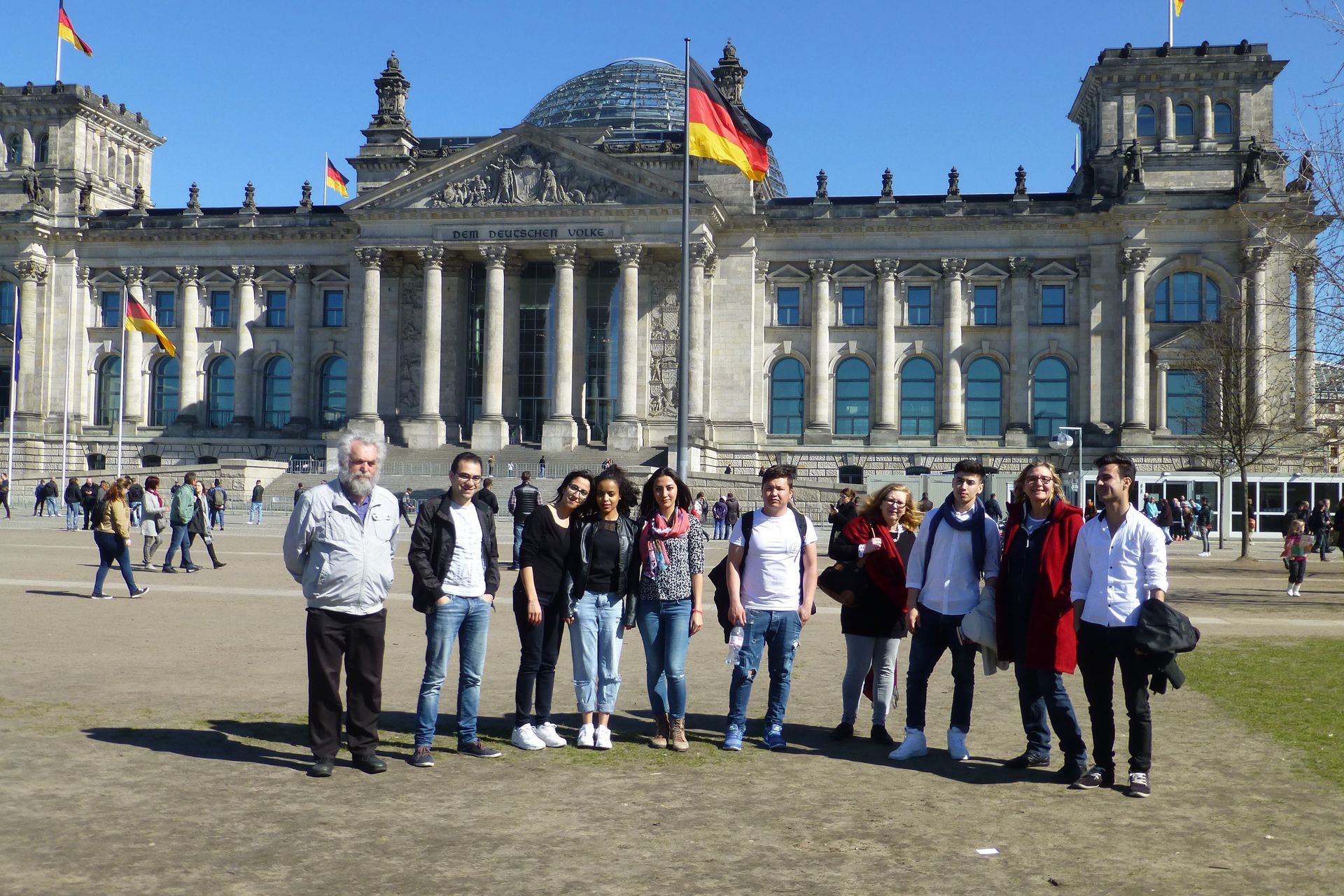 heimaten-Reisegruppe vorm Reichstag