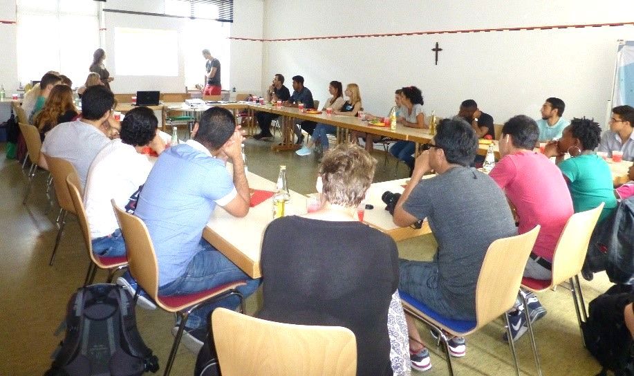 Große Diskussionsrunde - U-Form am Tisch