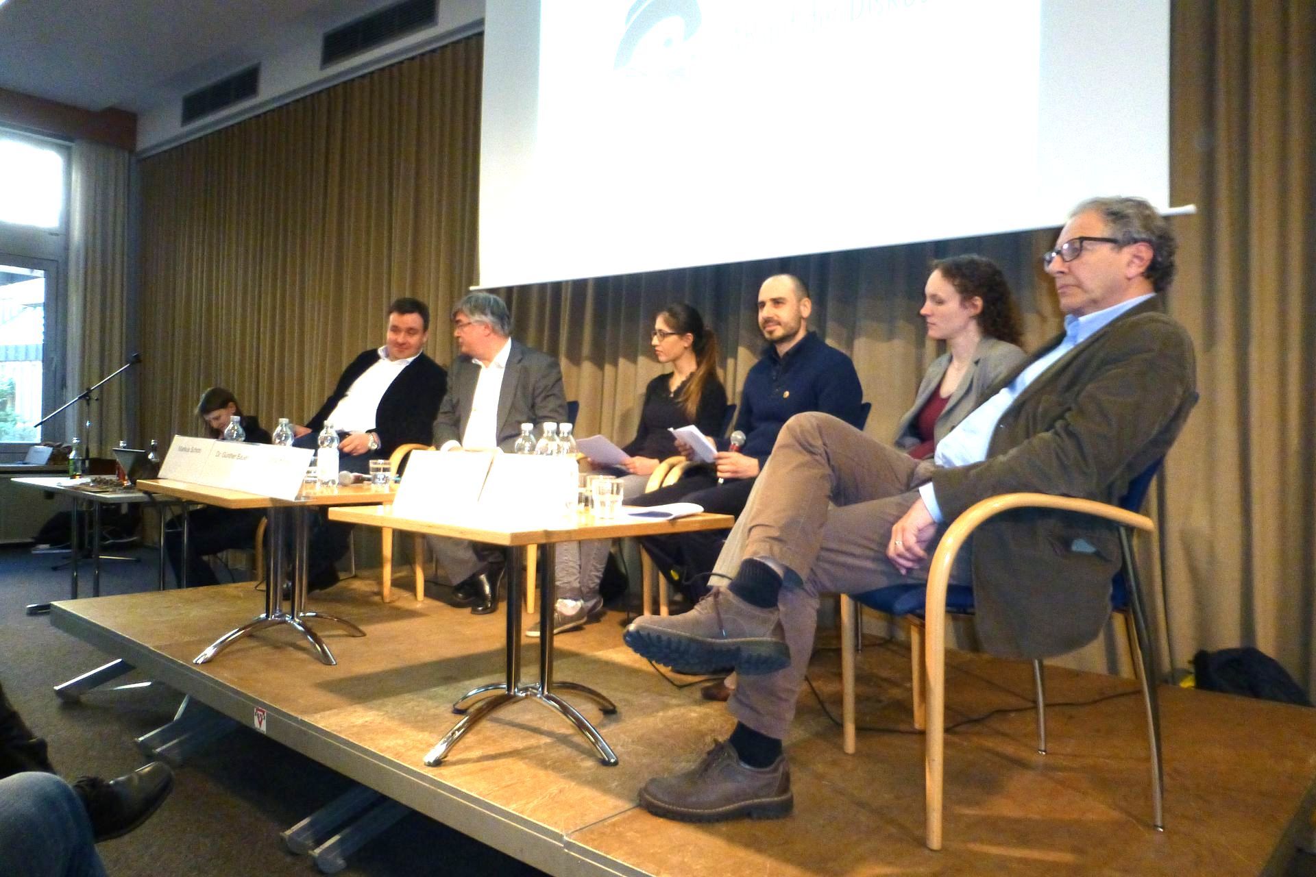 Diskussionsveranstaltung - gemeinsam mit heimaten-Jugend -Referenten am Tisch vorne