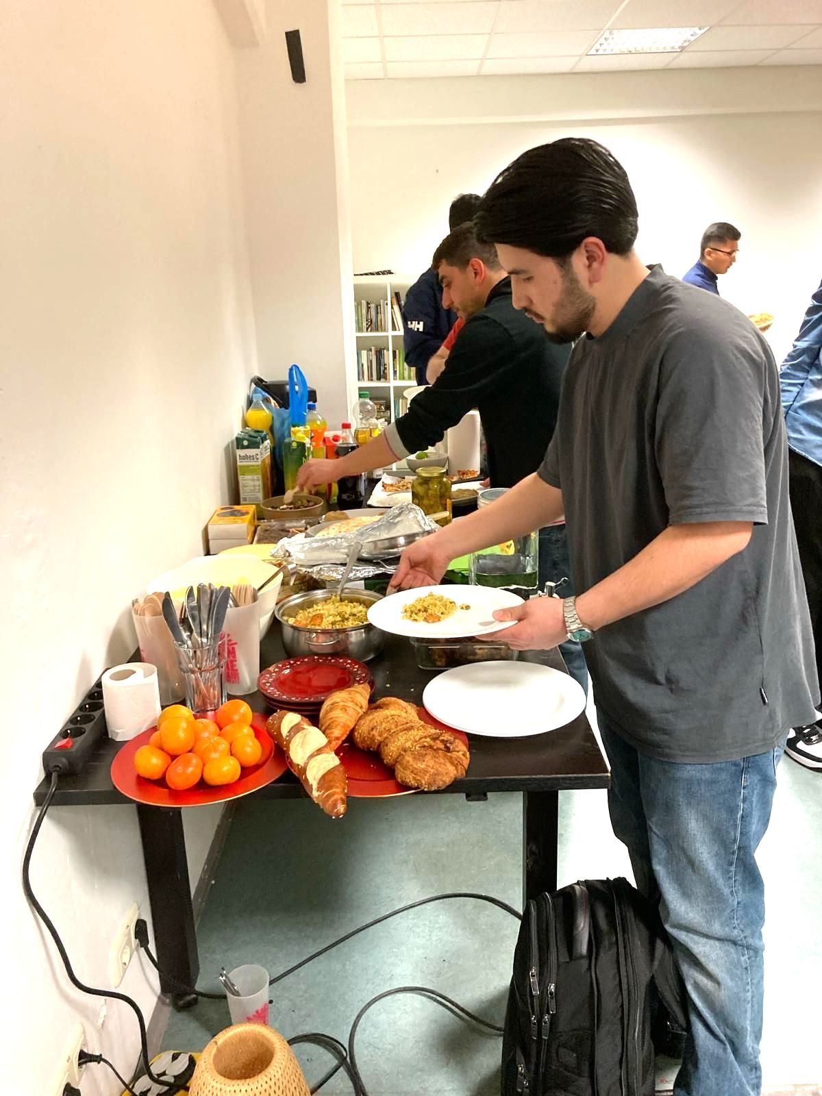 Junge Leute bedienen sich am Buffet