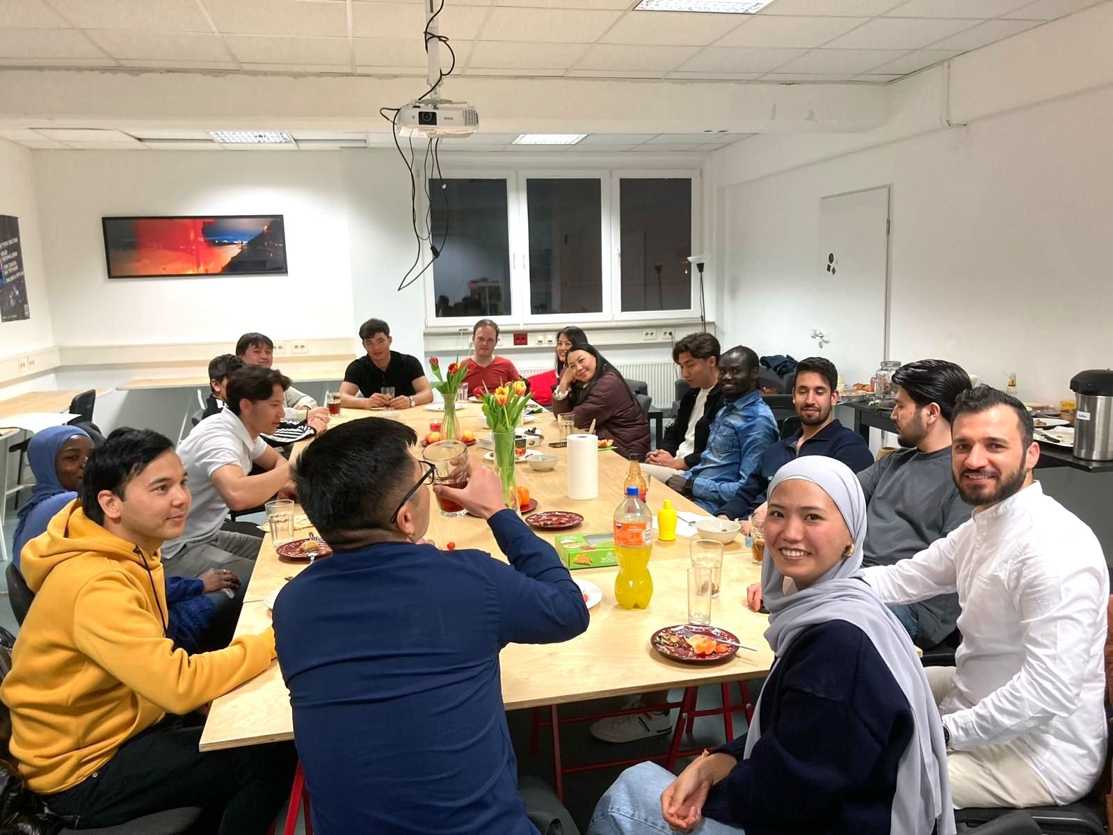 Bunte Runde um den Tisch beim Essen