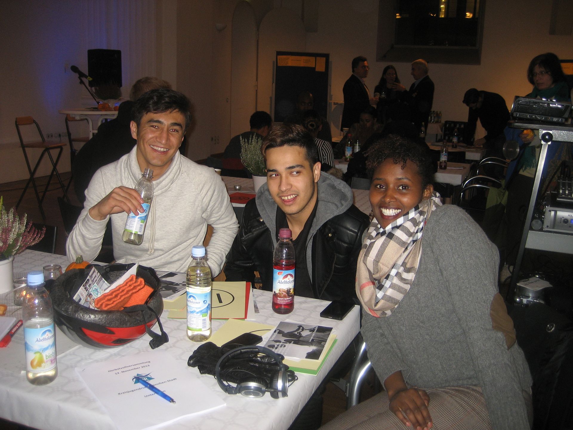 Drei Jugendliche am Tisch