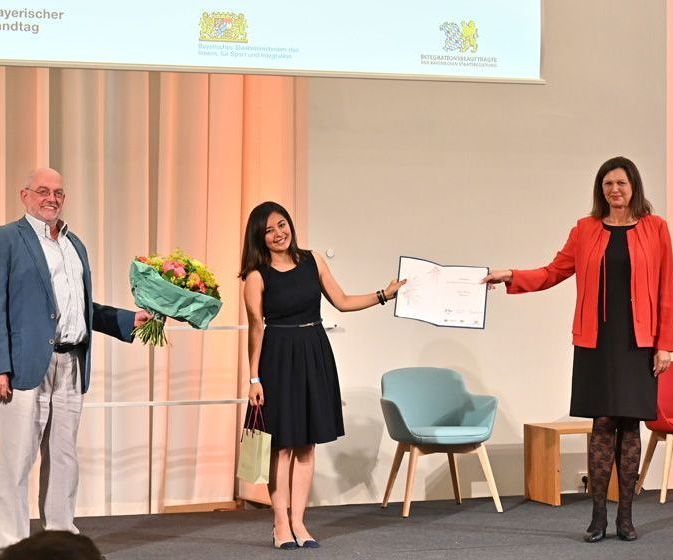 Übergabe Bayrischer Integrationspreis 2021 - Sonderpreis durch Ministerin Ilse Aigner