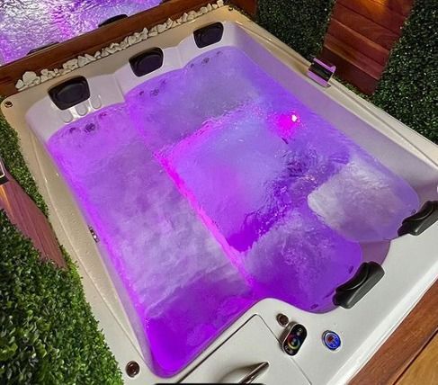banheira de hidromassagem com luzes