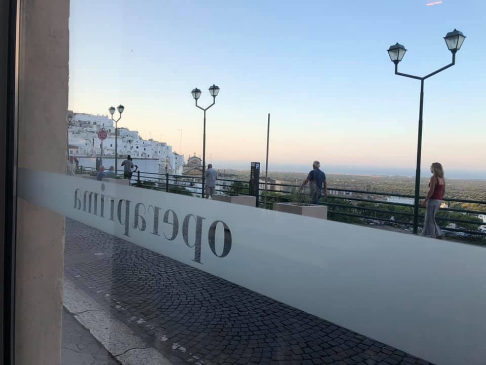 ristorante con tavoli all'aperto