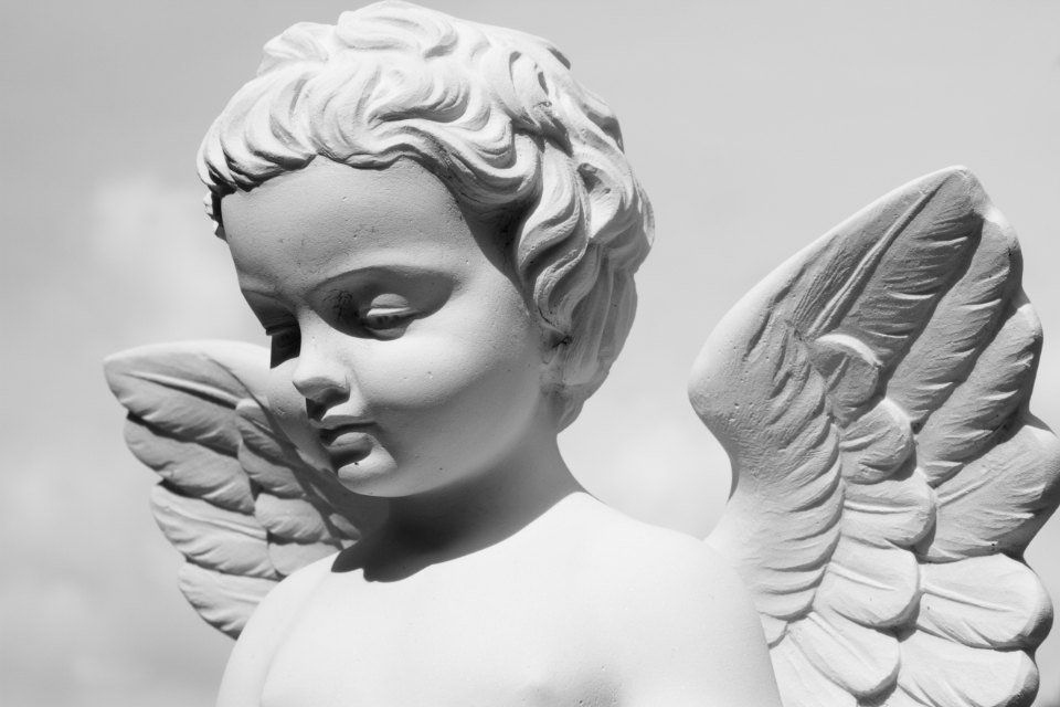 statua raffigurante angelo