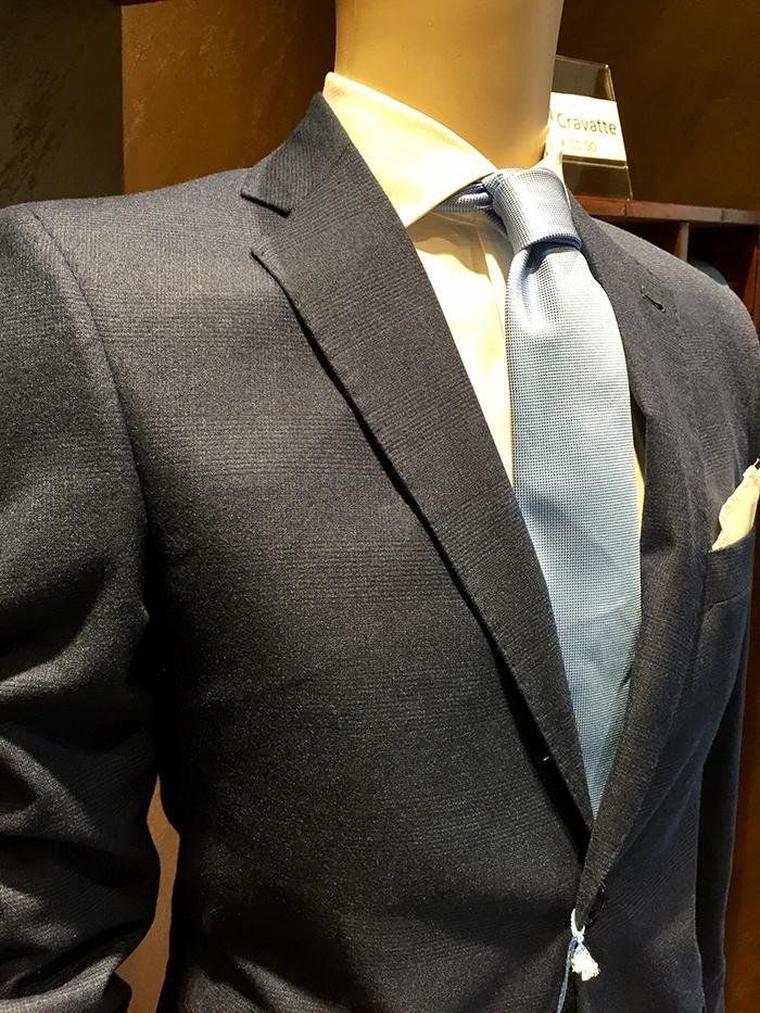 completo uomo con cravatta celeste