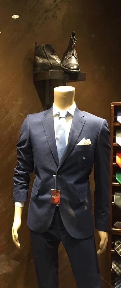 manichino con completo elegante blu e camicia bianca