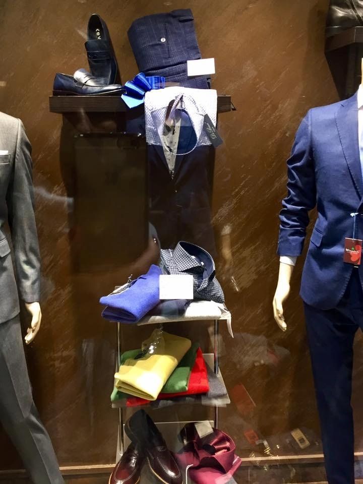 esposizione vetrina camicie e maglieria