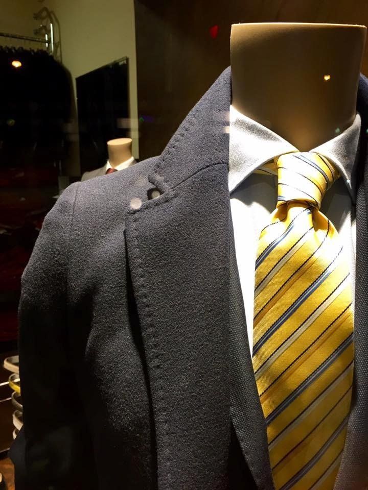 vestito blu con cravatta gialla