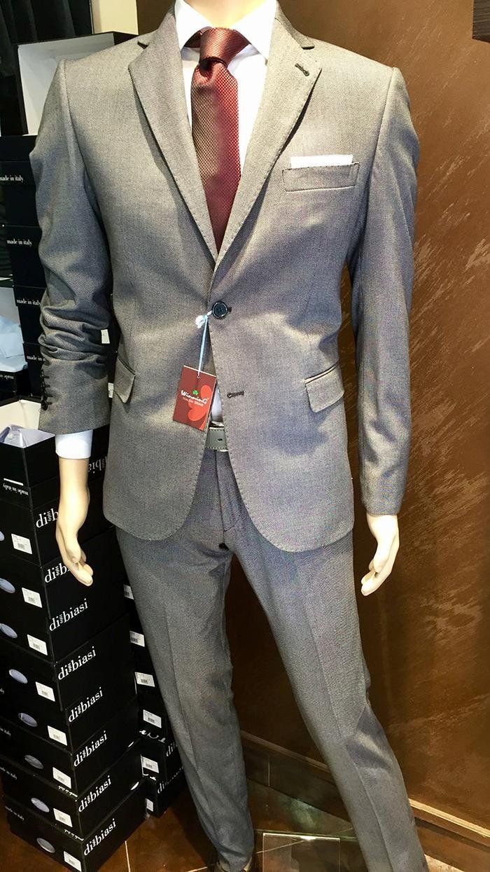 completo uomo grigio