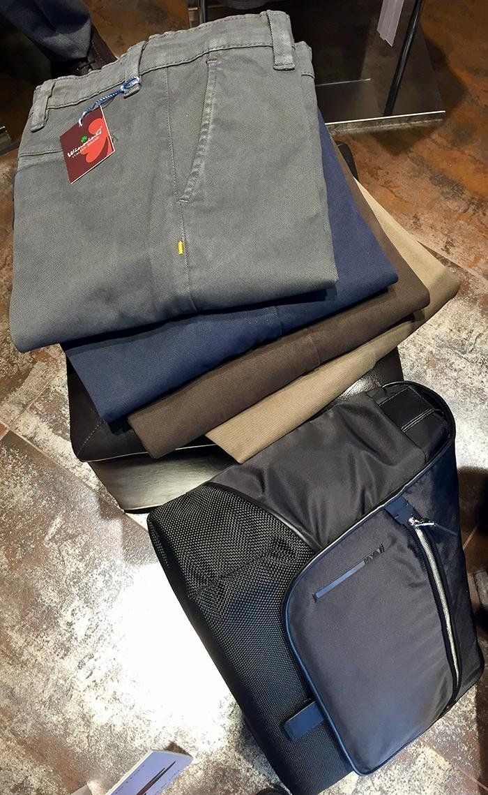 esposizione pantaloni in varie colorazioni