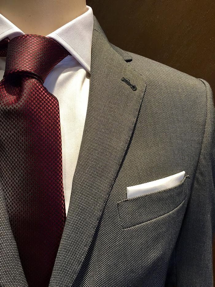 completo elegante grigio con cravatta rossa