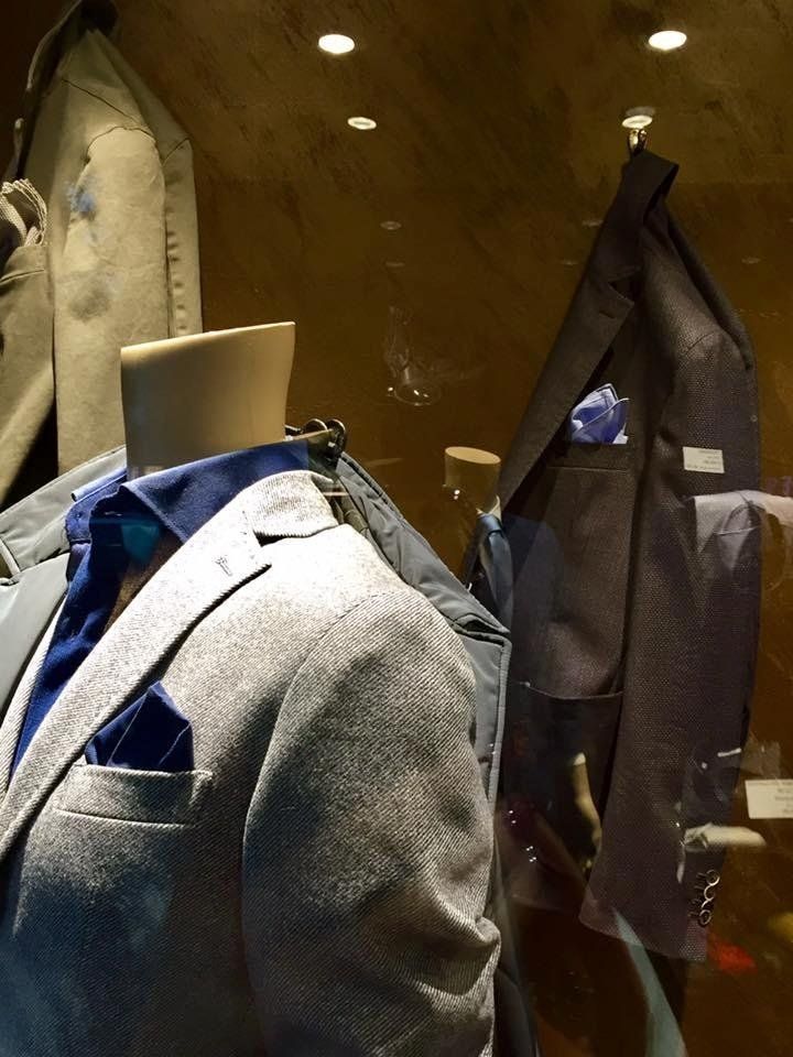 manichino vetrina negozio con vestito elegante