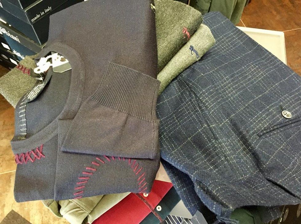 pantaloni uomo a quadri e maglieria casual