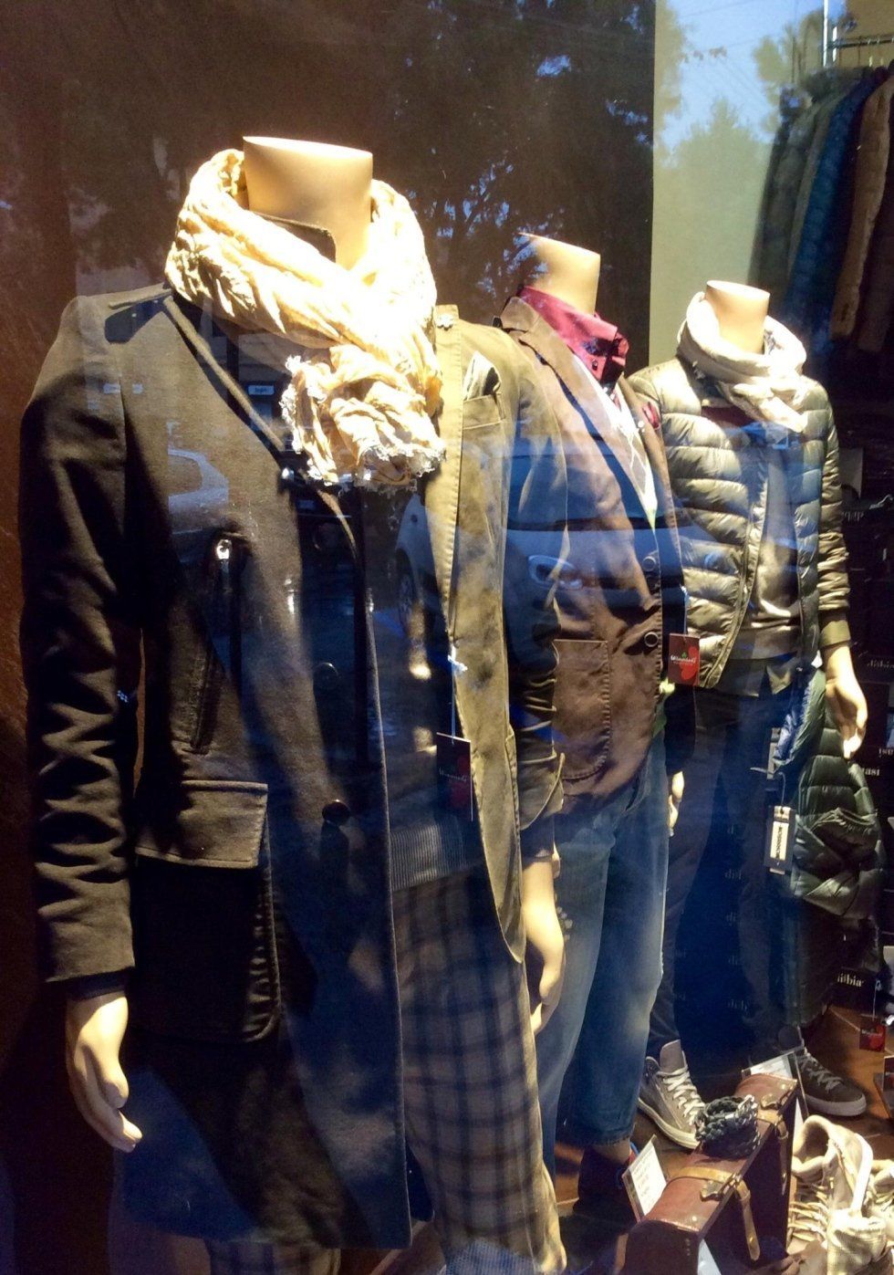 vetrina negozio con abbinamenti uomo casual